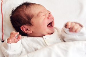 دلیل سر و صدا نوزاد در خواب چیست؟